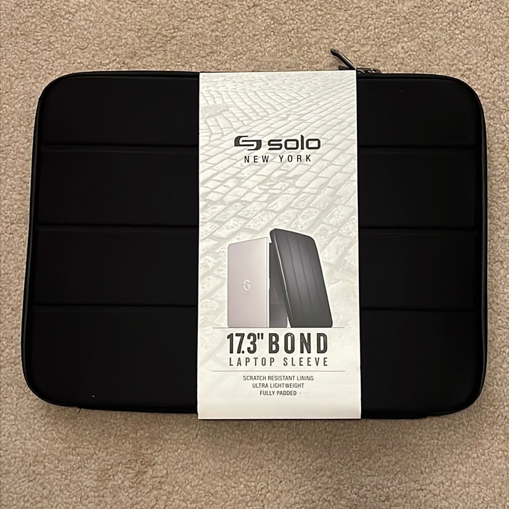NWT SOLO New York 17.3" padded laptop sleeve